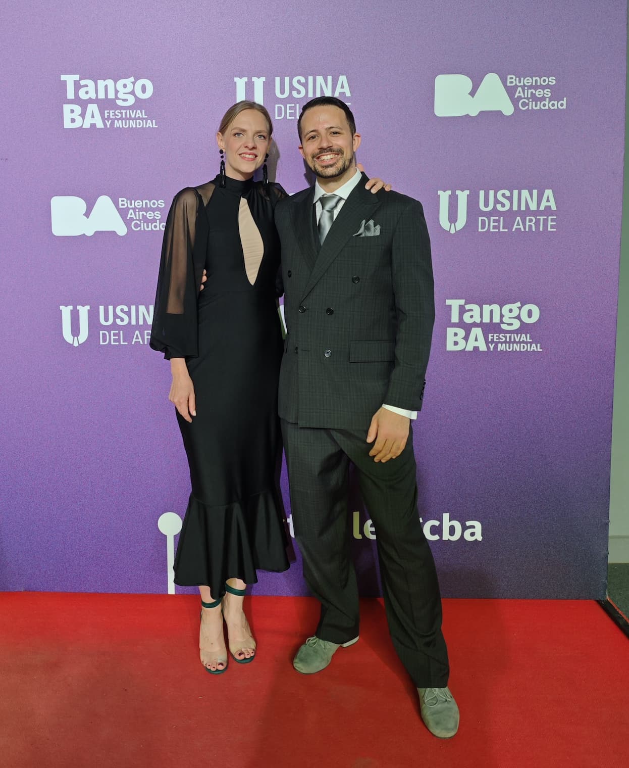 Juliana und Fadi nach dem Mundial de Tango, elegant gekleidet in Anzug und Kleid