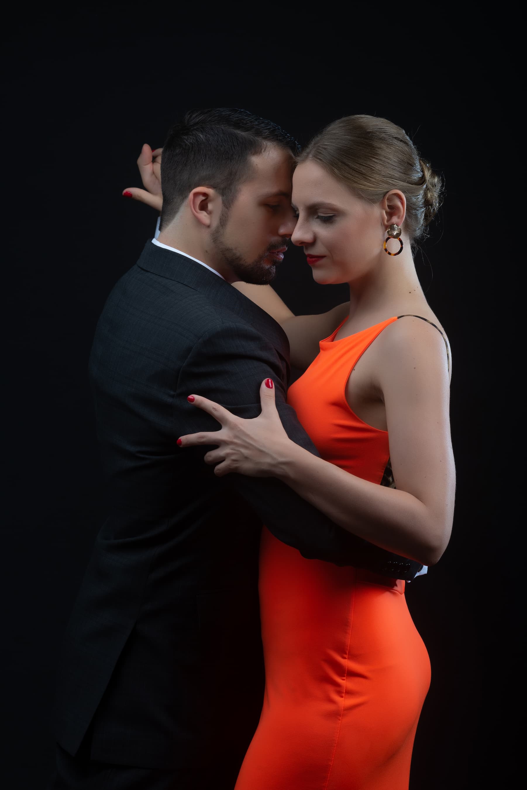 Juliana und Fadi in leidenschaftlicher Tangoumarmung, elegant gekleidet