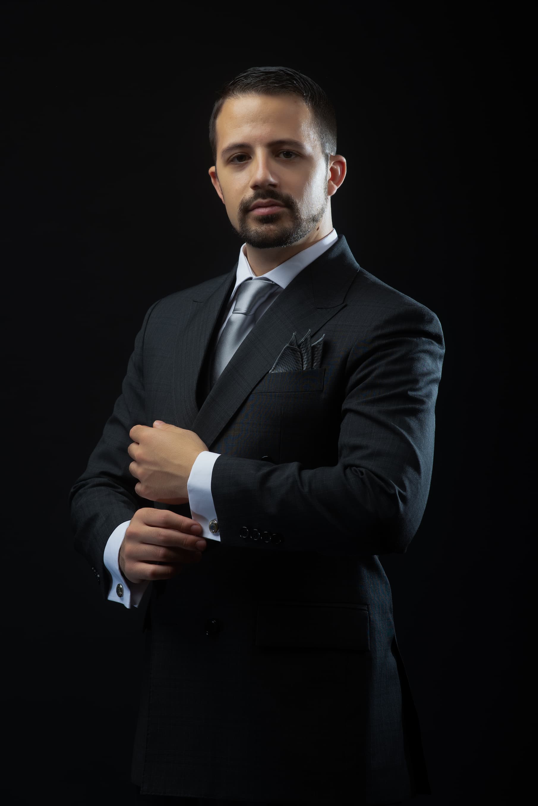 Fadi Yahya, selbstbewusst und elegant gekleidet