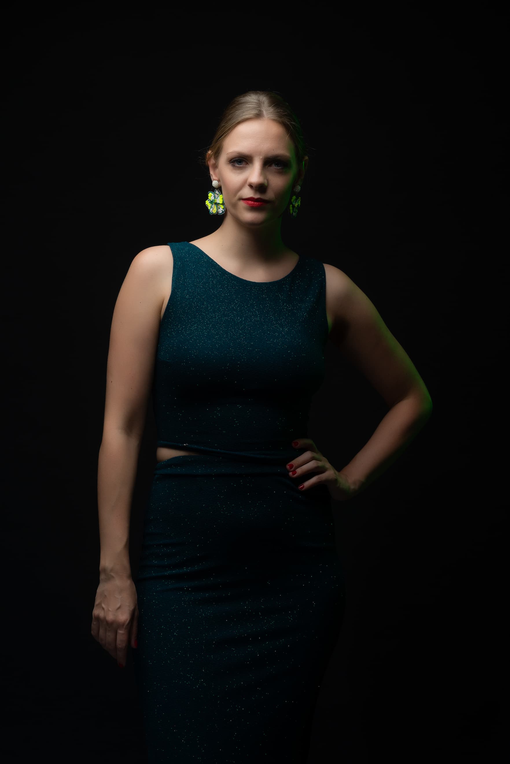 Juliana Troles, selbstbewusst und elegant gekleidet